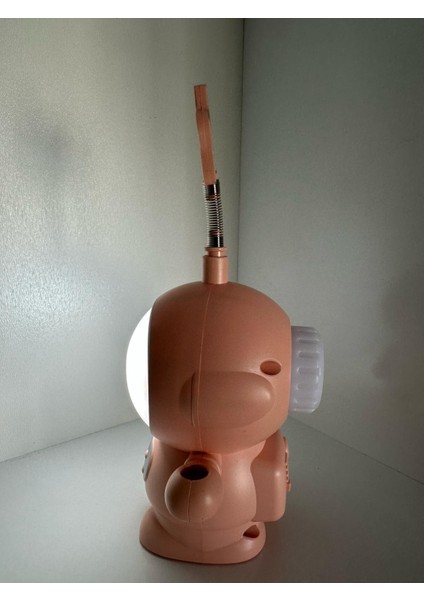 Astronot Şekilli Sevimli Masa Lambası ve Kalemtraş - Eğlenceli ve Şık Aydınlatma Çözümü modelleri