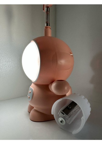 Astronot Şekilli Sevimli Masa Lambası ve Kalemtraş - Eğlenceli ve Şık Aydınlatma Çözümü fırsatları