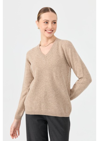 Kadın V Yaka Klasik Yün Kazak K.bej modelleri