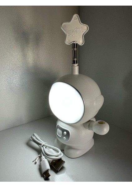 Astronot Şekilli Sevimli Masa Lambası ve Kalemtraş - Eğlenceli ve Şık Aydınlatma Çözümü