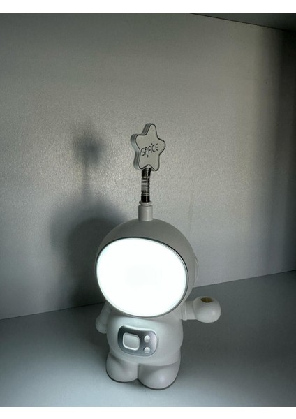 Astronot Şekilli Sevimli Masa Lambası ve Kalemtraş - Eğlenceli ve Şık Aydınlatma Çözümü modelleri
