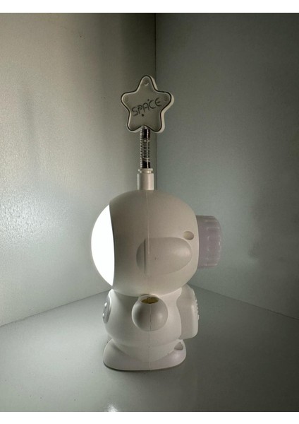 Astronot Şekilli Sevimli Masa Lambası ve Kalemtraş - Eğlenceli ve Şık Aydınlatma Çözümü fırsatları