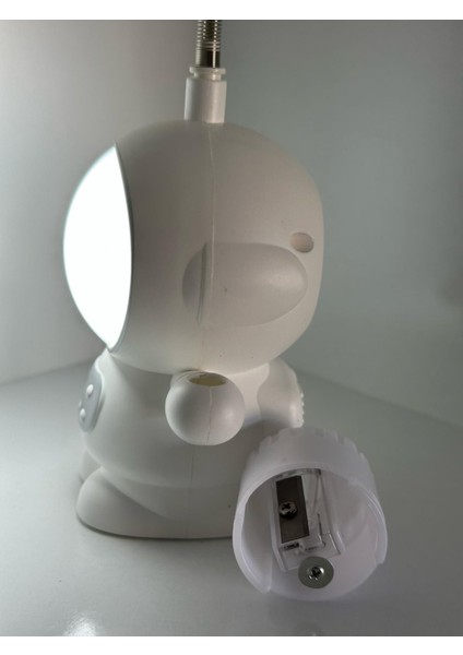 Astronot Şekilli Sevimli Masa Lambası ve Kalemtraş - Eğlenceli ve Şık Aydınlatma Çözümü indirimleri