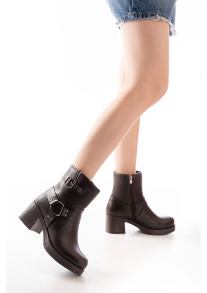 Kahverengi Toka Aksesuarlı Fermuarlı Kalın Topuklu Günlük Kadın Bot