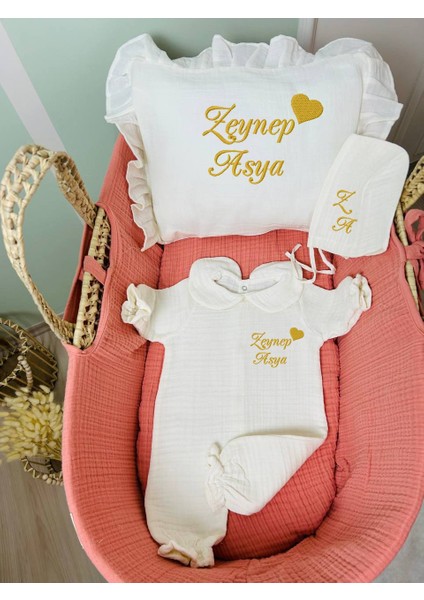 Insta Bebe Nakış Işlemeli Ismli Müslin Hastane Çıkışı Yakalı Tulum Şapka ve Yastık Kılıfı (Renk-Desen-Ismi Değiştirebilirsiniz)