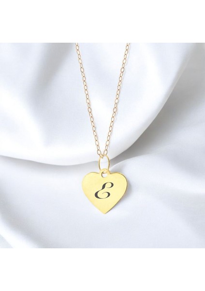 Zarif ve Anlam Dolu Tasarımıyla 14 Ayar Altın Plakalı Kalp Motifli Harfe Özel Kolye
