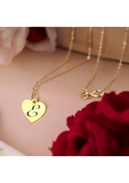 Zarif ve Anlam Dolu Tasarımıyla 14 Ayar Altın Plakalı Kalp Motifli Harfe Özel Kolye fiyatları