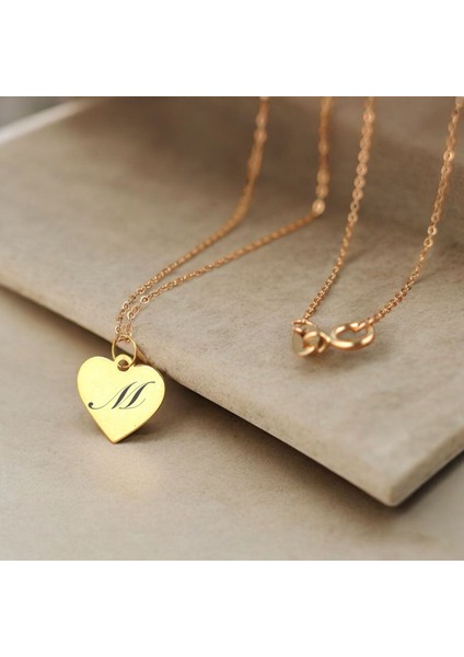 Zarif ve Anlam Dolu Tasarımıyla 14 Ayar Altın Plakalı Kalp Motifli Harfe Özel Kolye fiyatları