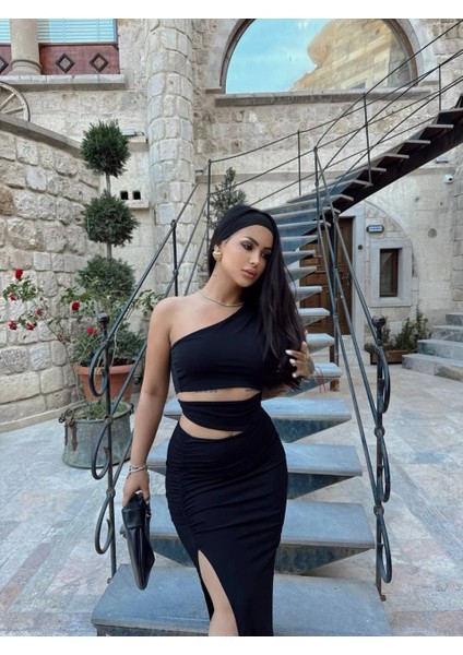 Kadın Bel ve Omuz Dekolteli Elbise ile Tüm Gözler Üzerinizde fiyatları