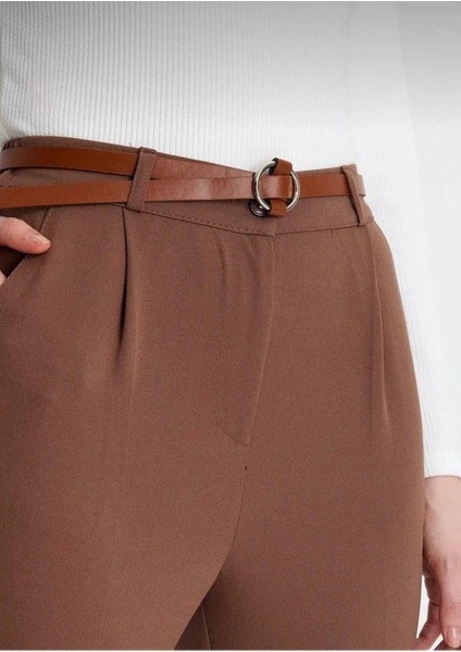 Dar Paça Pileli Kemerli Mevsimlik Kumaş Kadın Pantolon modelleri