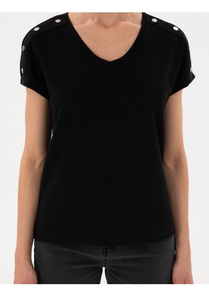 Kadın Siyah Regular Fit Tişört 50301452-VR046
