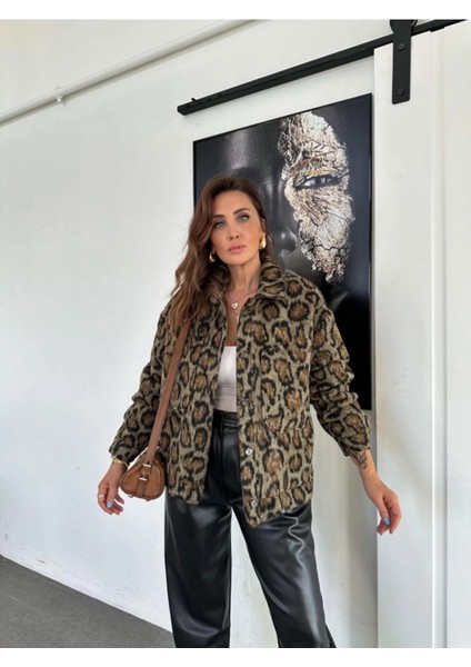 Magarde Kadın Yumuşak Dokulu Iri Cepli Düğmeli Gömlek Yakalı Leopar Desen Ceket modelleri