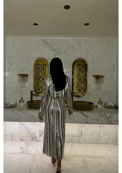 Mavi Şeritli Payet Yırtmaçlı Takım indirimleri