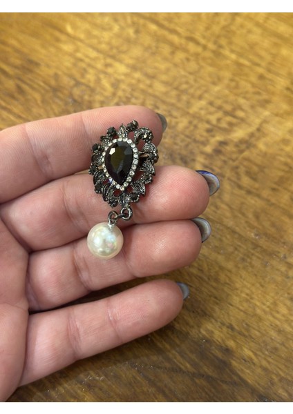İnci Boncuklu Siyah Taşlı Kadın Broş Yaka İğnesi Giyim Aksesuarı 5x2 cm