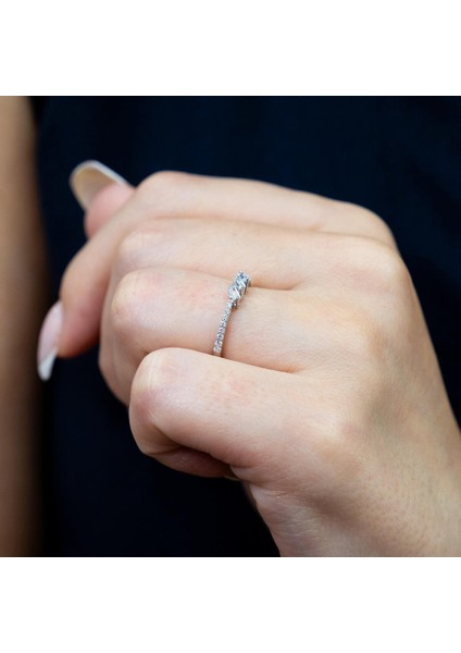 0.22 Karat Baget Pırlanta Üçtaş Yüzük fırsatları