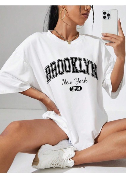 Kadın Brooklyn Baskılı Oversize Salaş Beyaz T-Shirt Ünisex Boyfirend