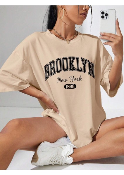 Kadın Brooklyn Baskılı Oversize Salaş Beyaz T-Shirt Ünisex Boyfirend