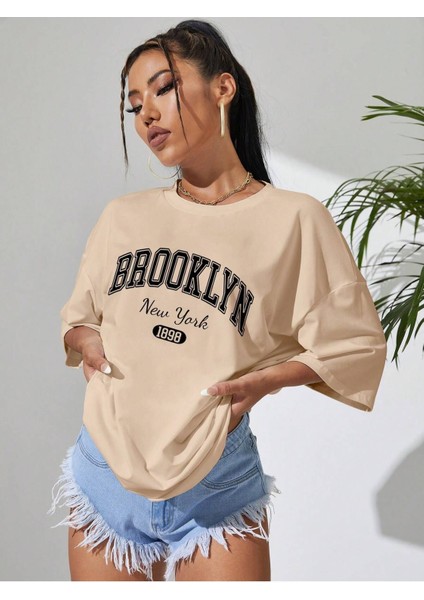 Kadın Brooklyn Baskılı Oversize Salaş Beyaz T-Shirt Ünisex Boyfirend indirimleri