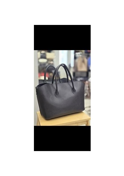 Siyah Yumuşak Deri Içinde Küçük Fermuarlı Çantası Bulunan Çantası