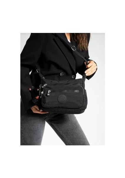 Siyah Krinker Kumaştan Çapraz Kullanıma Uygun Omuz Çantası