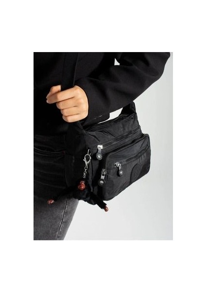 Siyah Krinker Kumaştan Çapraz Kullanıma Uygun Omuz Çantası fiyatları