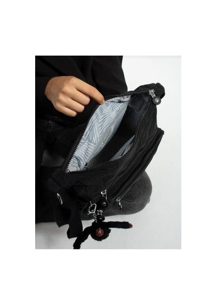 Siyah Krinker Kumaştan Çapraz Kullanıma Uygun Omuz Çantası modelleri