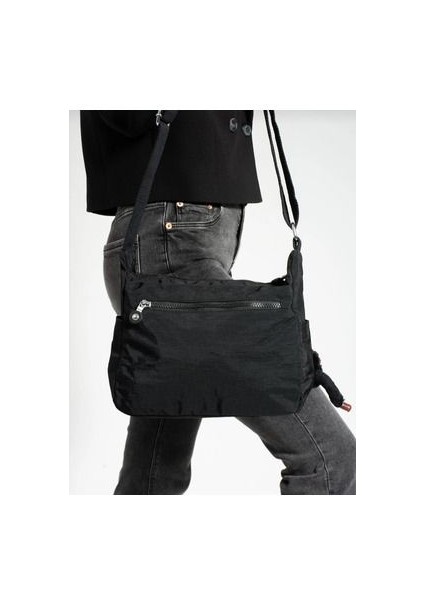 Siyah Krinker Kumaştan Çapraz Kullanıma Uygun Omuz Çantası fırsatları