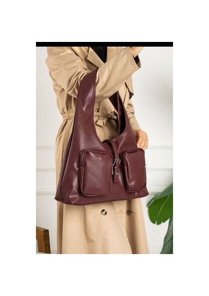 Önden Iki Cepli Fermuarlı Mıknatıs Kapama Kadın Omuz Çantası Ölçüler En 40 cm Boy 26 cm