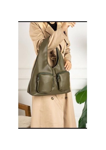 Önden Iki Cepli Fermuarlı Mıknatıs Kapama Kadın Omuz Çantası Ölçüler En 40 cm Boy 26 cm