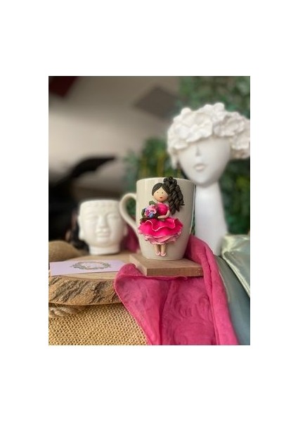 Pembe Elbiseli Kız Kupa