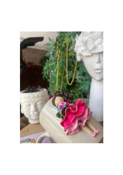 Pembe Elbiseli Kız Kupa