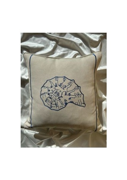 Deniz Kabuğu Nakışlı Kırlent Kılıfı