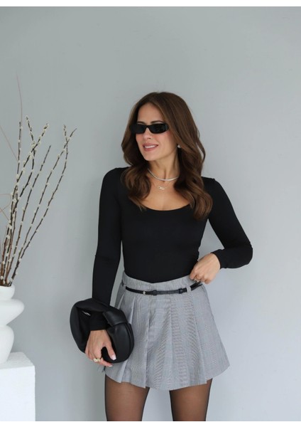 Siyah Siyah Beyaz Pötikare Pileli Şort Etek