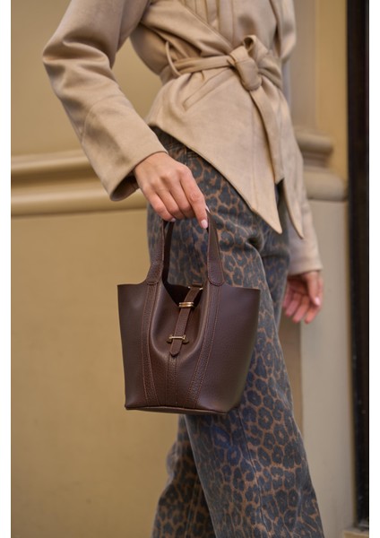 Kahverengi Kadın Kilit Aksesuarlı Sepet