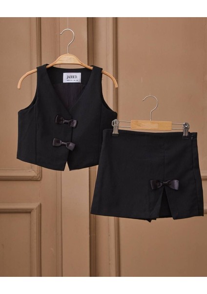 Fiyonk Detaylı Yelekli Şortlu Takım
