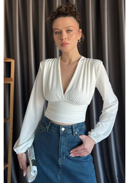 Kadın V Yaka Dekolteli Büzgü Detaylı Bluz P-00015028