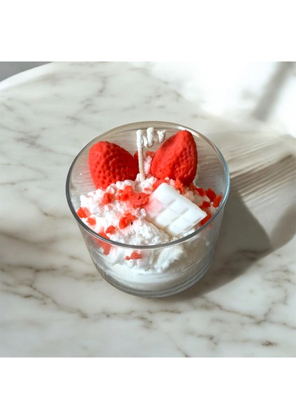 Berry Bliss – Çilek Kokulu Dondurma Görünümlü Bardak Mum