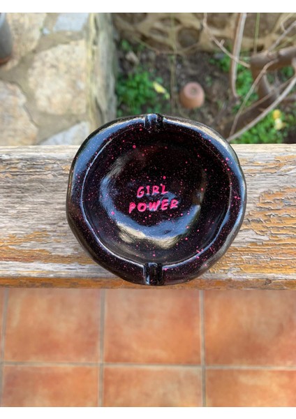 El Yapımı Seramik Dekoratif Küllük Girl Power Yazılı