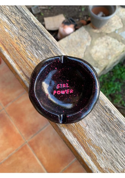 El Yapımı Seramik Dekoratif Küllük Girl Power Yazılı