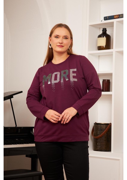 Büyük Beden Kadın Bisiklet Yaka, Taş Baskılı Koyu Mor Sweatshirt – Geniş Kalıp Şık Pamuklu Tasarım