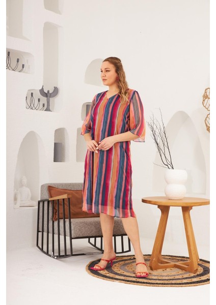 Zarif ve Rahat: Kadın Desenli Büyük Beden Lacivert Şifon Elbise fiyatları