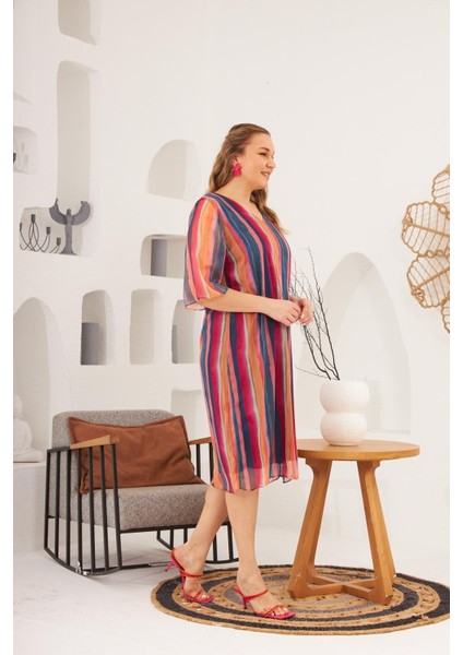 Zarif ve Rahat: Kadın Desenli Büyük Beden Lacivert Şifon Elbise modelleri