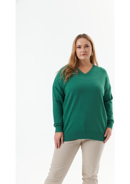 Büyük Beden Kadın V Yaka Yeşil Triko Kazak – Yumuşak, Esnek ve Dökümlü Kumaş