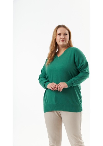 Büyük Beden Kadın V Yaka Yeşil Triko Kazak – Yumuşak, Esnek ve Dökümlü Kumaş modelleri