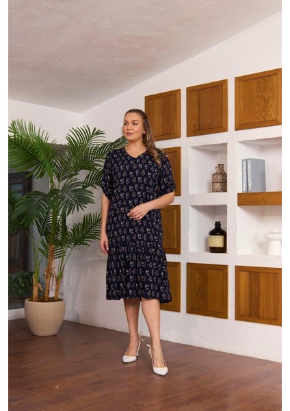 fetin Incisi: Kadın Büyük Beden Çiçek Desenli Eteği Fırfırlı Viskon Lacivert Elbise