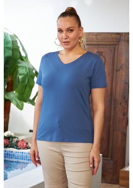 Rahat ve Şık: Kadın V Yaka Büyük Beden Pamuklu T-Shirt