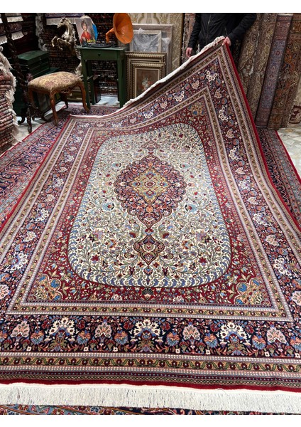 El Dokuma Duruder Hereke Halısı Imzalı Ebat 335 x 215..