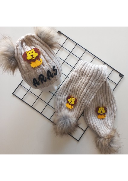 Bebek Erkek Çocuk Isimli Bej Aslan Çift Ponponlu Atkı Bere Takımı