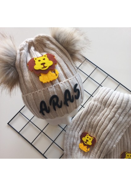 Bebek Erkek Çocuk Isimli Bej Aslan Çift Ponponlu Atkı Bere Takımı fiyatları