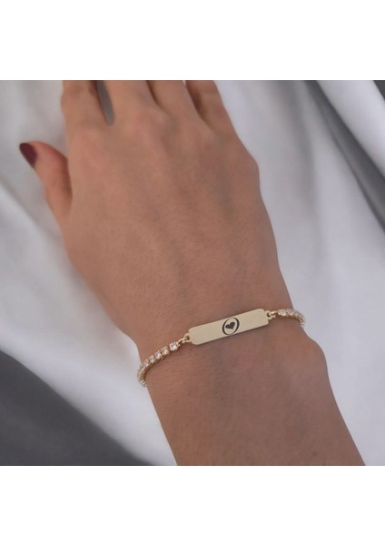 Zarif Dikdörtgen Motifli Beyaz Taşlı 14 Ayar Altın Plakalı Harfe Özel Bileklik fiyatları